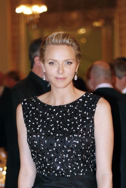 Una lesión en la espalda la mantuvo alejada de las competiciones, pero su popularidad no se vio afectada ya que la prensa sensacionalista aprovechó cada una de sus furtivas apariciones con el príncipe Alberto II.