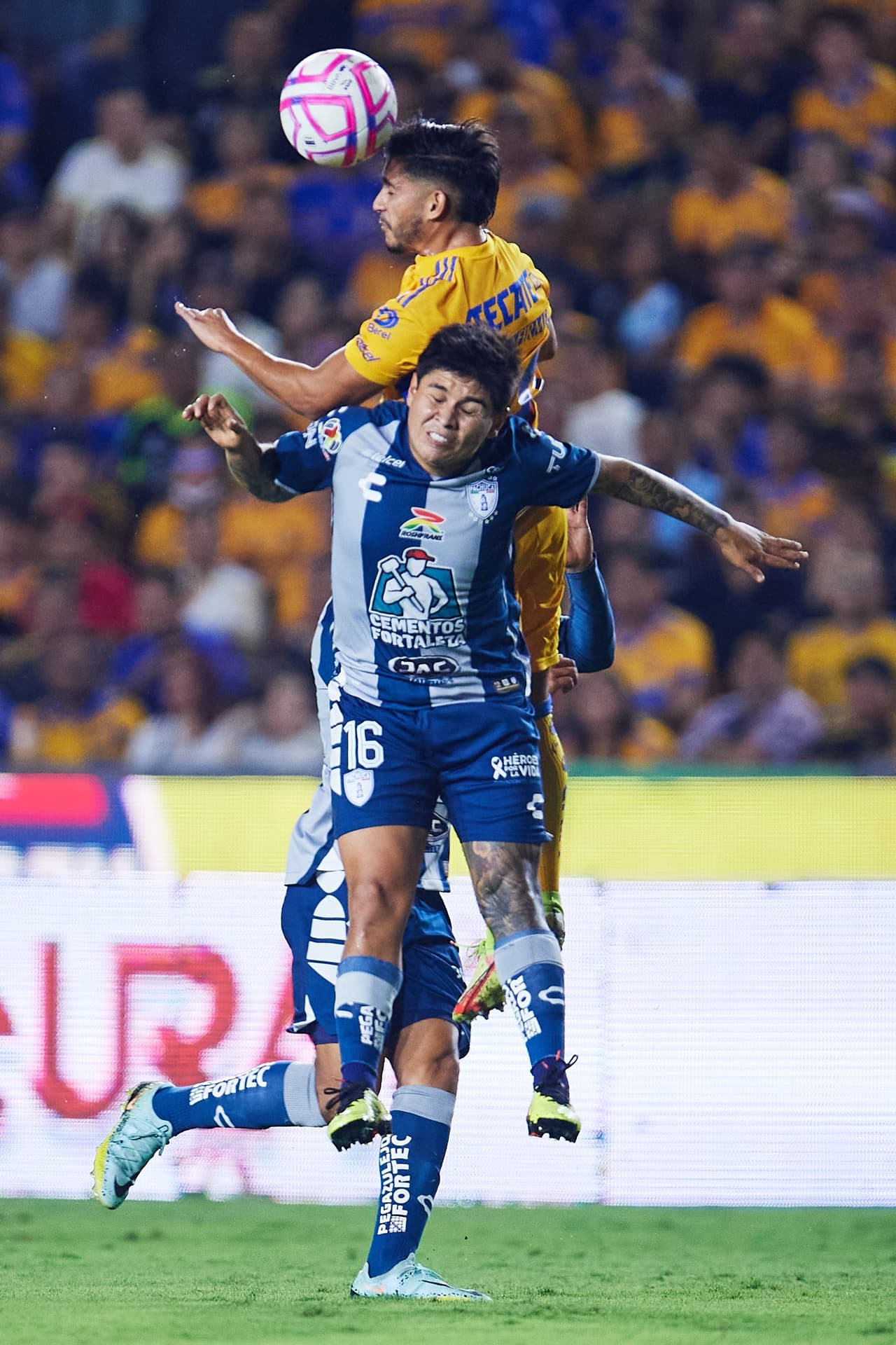 Tigres derrotó a Pachuca con un penal rigorista de André-Pierre Gignac en los últimos minutos del segundo tiempo para dar el primer golpe en la serie de Cuartos de Final que se definirá este domingo en el Estadio Hidalgo.