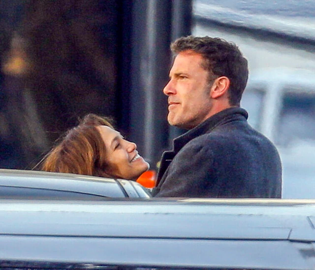 "Sin embargo, lo están haciendo funcionar", agregó, "están 
<b><a href="https://www.univision.com/famosos/jennifer-lopez-ben-affleck-responde-feliz-today" target="_blank">increíblemente felices</a></b> cuando están juntos". 
<br>