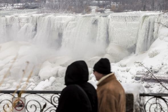 El hielo y la nieve atraen a los turistas que se atreven a "disfrutar" de la naturaleza a temperaturas de 30 grados bajo cero.