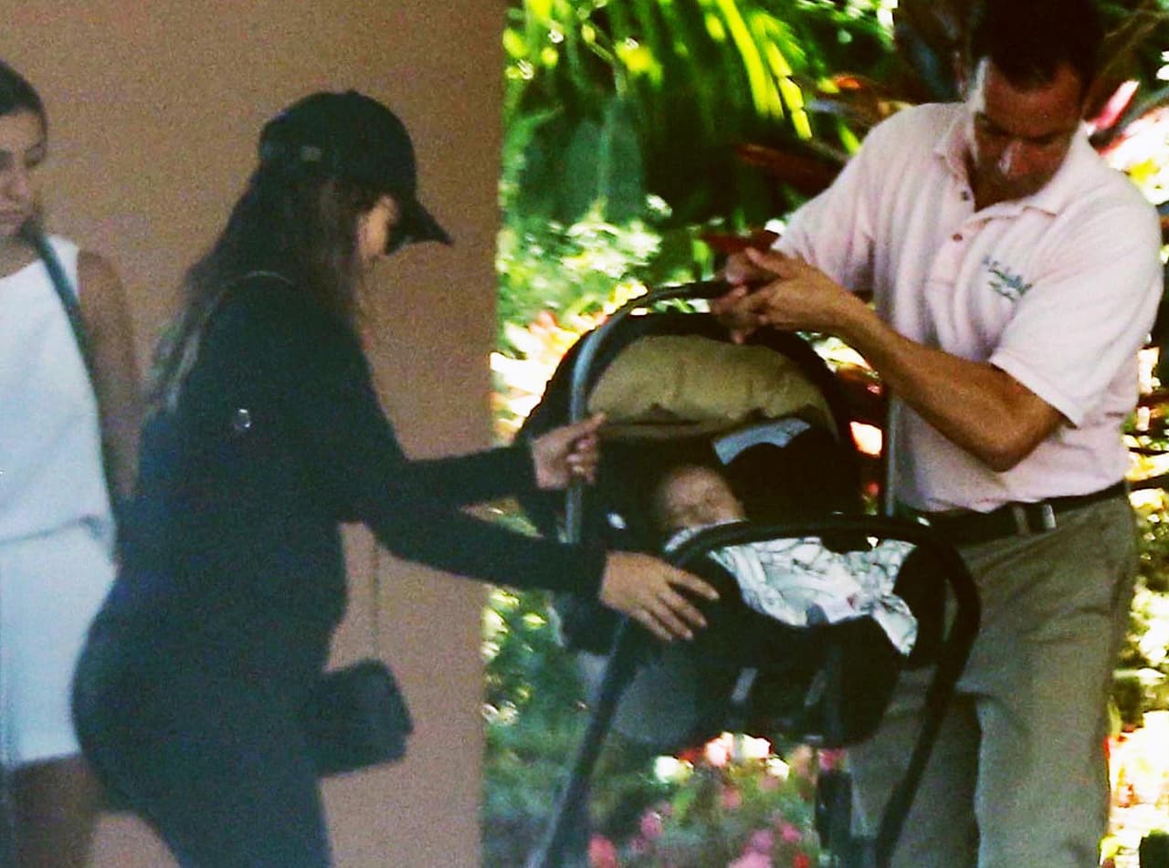 Estas son las primeras fotos de Santiago fuera de su hogar, aunque Longoria ha presumido a su bebé con ternura en las redes sociales.