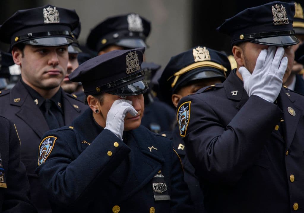 Mora, igual que Rivera, fue ascendidos póstumamente a detective de primer grado
<a href="https://www.univision.com/local/nueva-york-wxtv/velatorio-de-policia-wilbert-mora" target="_blank">en sus funerales. </a>
<br>