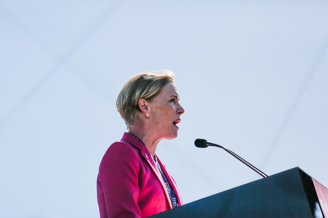 Cecile Richards, presidenta de Planned Parenthood aseguró que "en los últimos 12 meses las mujeres se han convertido en la fuerza política más poderosa de este país. Sin ninguna duda. Y nadie se lo hubiese imaginado.
<b>A pesar de la desesperanza de las elecciones, se levantaron y eso ha sido fenomenal. </b>Para mí, la marcha les enseñó que podían hacerlo. No pedir permiso y simplemente comenzar a organizarse".