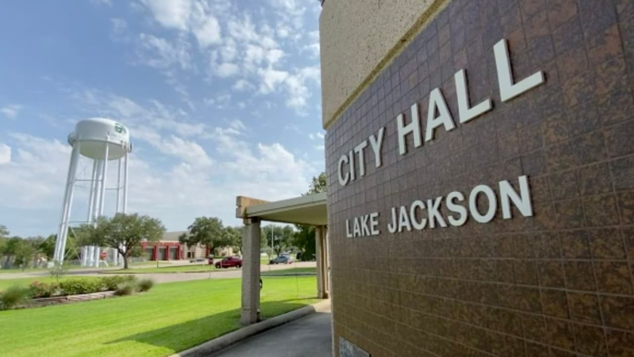 Las personas deben buscar atención médica inmediata cuando presenten fiebre repentina, dolor de cabeza, rigidez del cuello y vómitos, en particular si han estado en agua dulce templada recientemente.