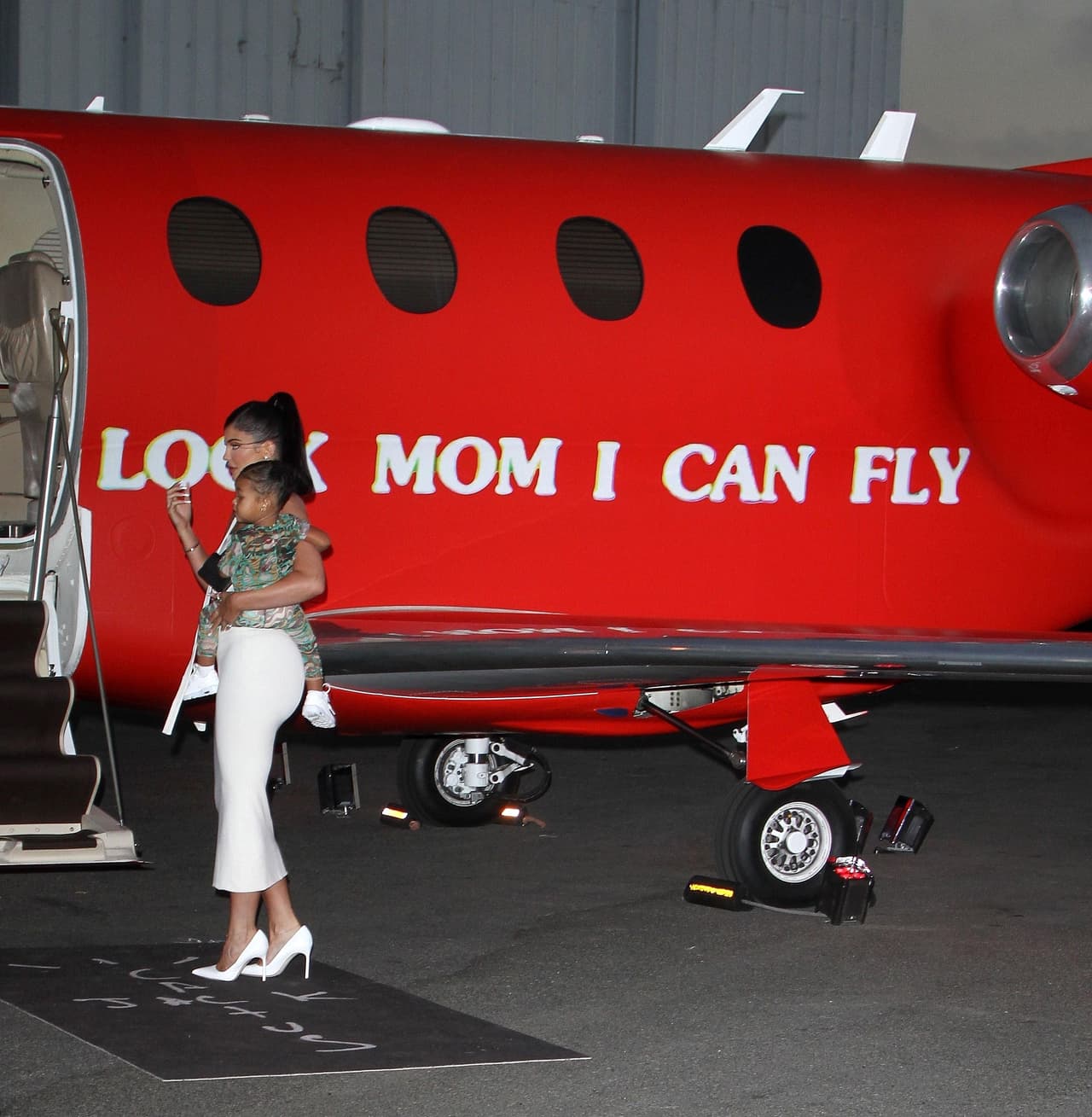 El evento se realizó en Santa Mónica, California y como parte de la decoración 
<b><a href="https://www.univision.com/famosos/las-primeras-fotos-de-las-vacaciones-millonarias-de-kylie-jenner-en-un-mega-yate-para-celebrar-sus-22-anos-fotos">hubo un jet privado</a></b>.