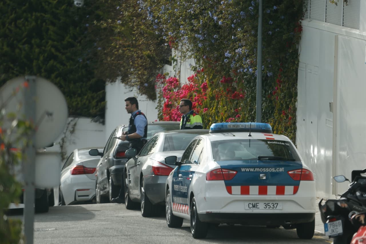 Dos oficiales se encargan de limitar el acceso a los terrenos de la familia Piqué Mebarak.