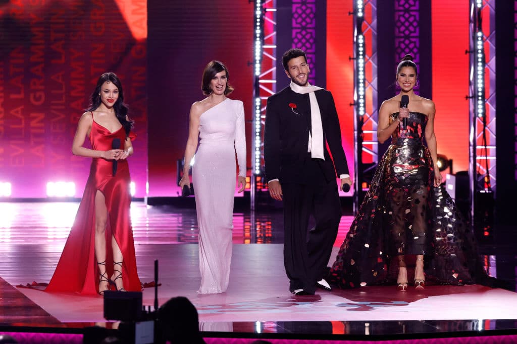 Los presentadores de la ceremonia del Latin GRAMMY, Danna Paola, Sebastián Yatra, Roselyn Sánchez y Paz Vega, también aparecieron sobre el escenario para dar por iniciada la gala.
<br>