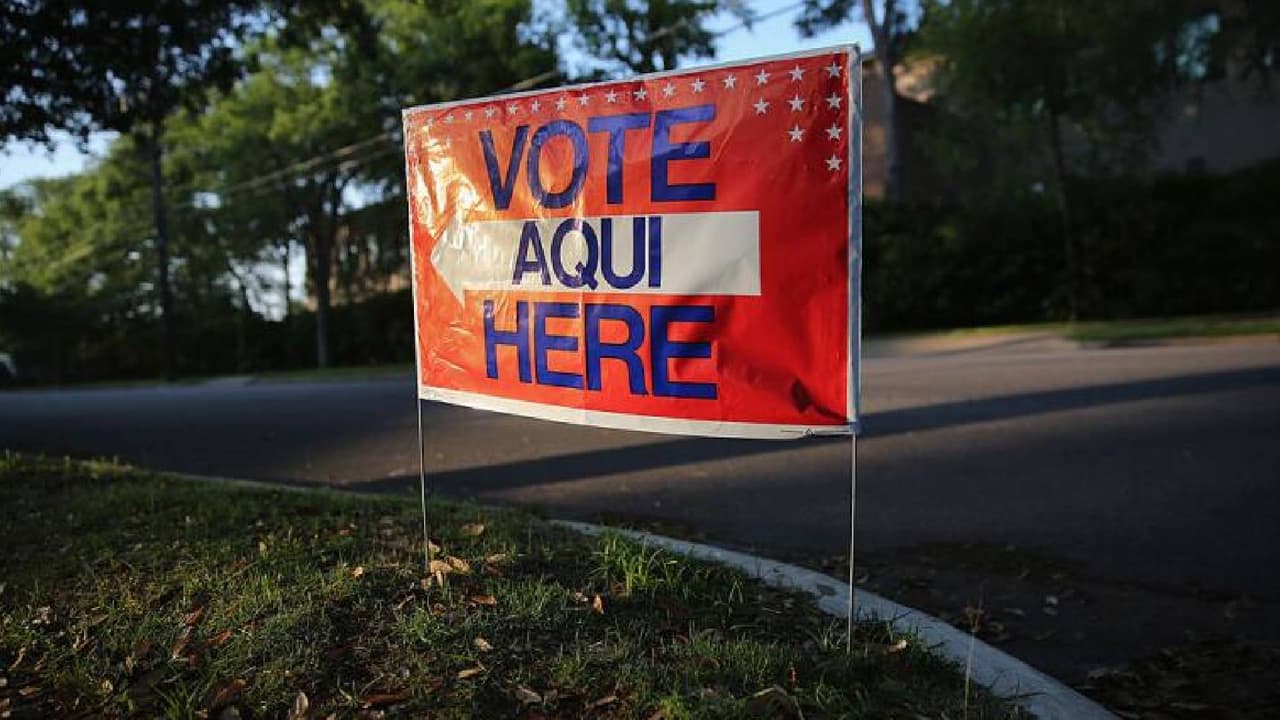 <b>En persona</b>
<br>Finalmente se puede solicitar el registro para votar en persona, sólo debes visitar la 
<a href="https://azsos.gov/node/337%3Fqt-content-tab%3D1" target="_blank">Oficina del/la Registradora de tu Condado</a> y llenar una forma de registro. Revisa que todos tus datos sean correctos y entrégala en el lugar.