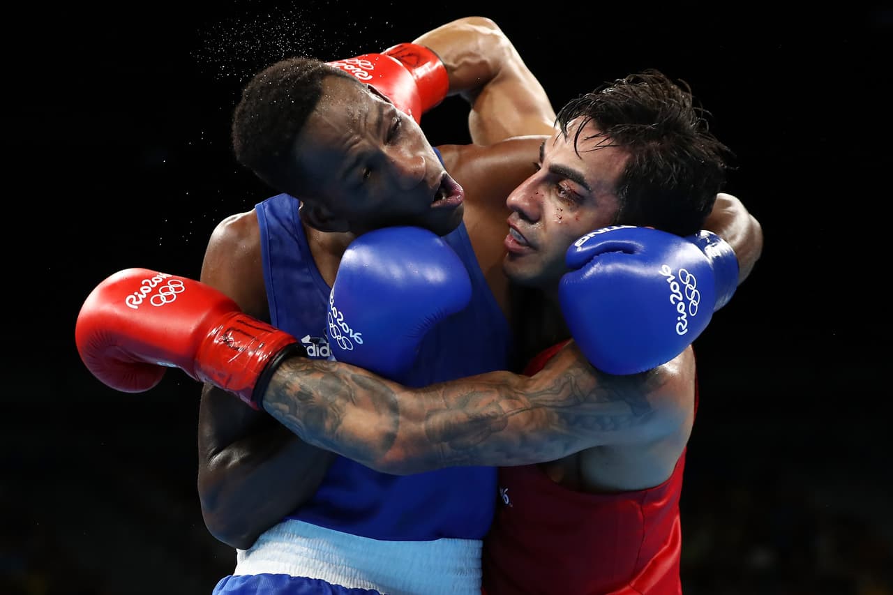 Intenso combate entre el alemán Artem Harutyunyan contra Lorenzo Sotomayor Collazo de Azerbaiyán en los 64kg masculinos del boxeo olímpico, que volvió a disputarse sin los protectores en la cabeza.