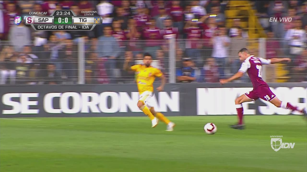 ¡Ese balón le sacó pintura al poste!