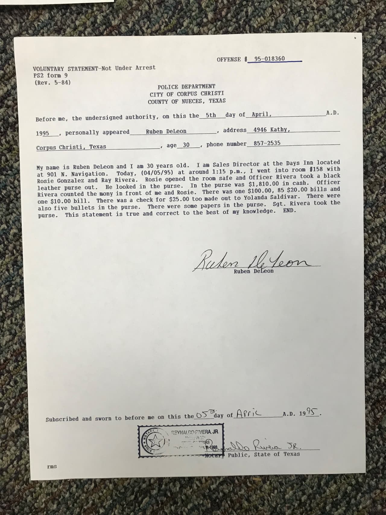 Los empleados llamaron al agente investigador Paul Rivera, quien abrió el bolso negro de Saldívar que guardaba en su interior 1,810 dólares en efectivo y otros artículos. Selena y su famila sospechaban que la otrora gerente de las tiendas de la empresaria y artista les estaba robando dinero de sus negocios.