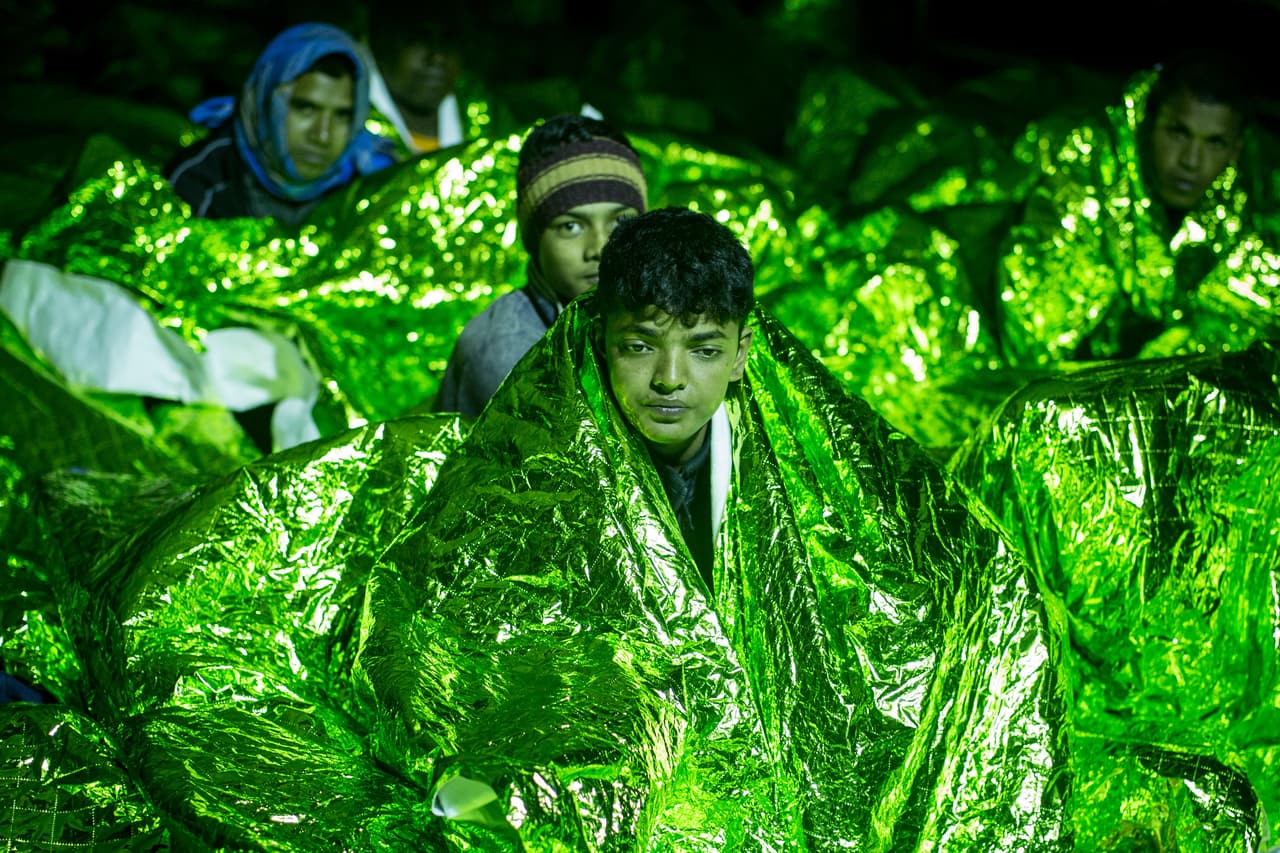 Migrantes rescatados por la organización MOAS en el Mediterráneo el 18 de mayo de 2017. La ONG tiene su sede en Malta y está dedicada a proporcionar asistencia profesional de búsqueda y rescate a los migrantes en peligro en el mar. Desde el comienzo del año 2017, MOAS ha rescatado y asistido a 3,214 personas.