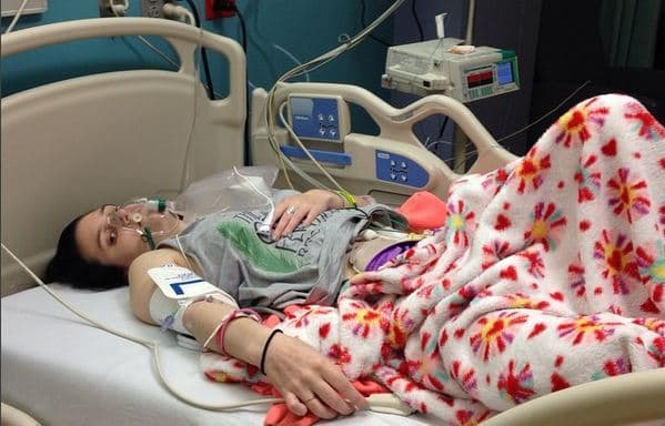 Joven inspiradora no le teme a su enfermedad y va a la playa en bikini