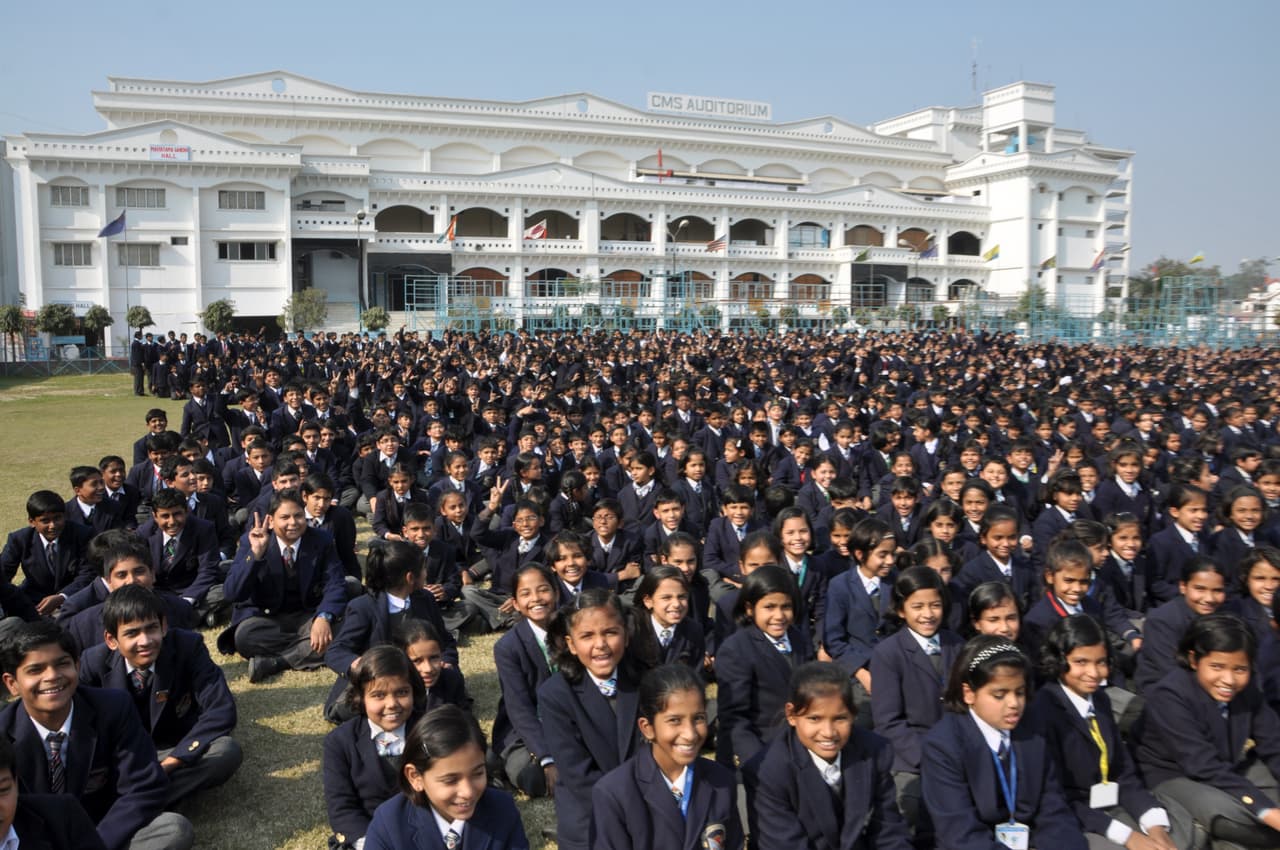 La escuela con el mayor número de alumnos. El récord lo tiene el instituto City Montessori, en India. Son 39, 537 jóvenes los que entraron al campus que recibió el galardón Premio a la Paz por la Educación de la UNESCO.