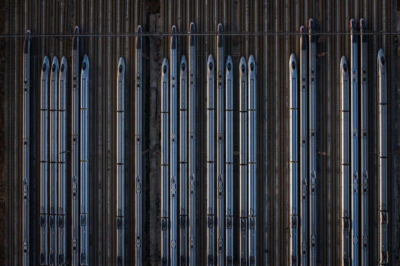 En esta imagen aérea , se ven los trenes de alta velocidad estacionados en Wuhan, China. Todos los vuelos y trenes que salen de la ciudad están suspendidos desde hace semanas. 
<br>