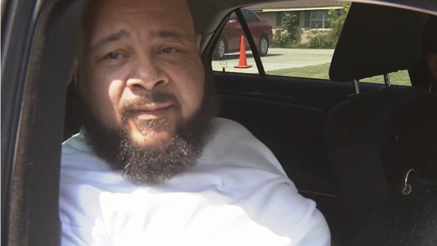 El señor Jason Jackson entregó 4 armas. Dice que en cuatro diferentes ocasiones el fue asaltado y logró quitarles el arma a los sujetos, esas mismas armas entrego hoy.