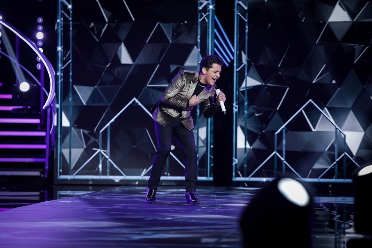 El intérprete mexicano fue invitado para cantar 'Adiós, amor', mientras las finalistas desfilaban con sus vestidos de alta costura de Giannina Azar.