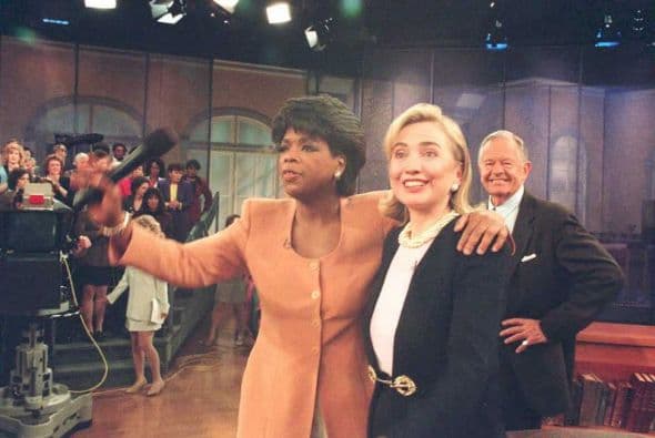 Oprah con la entonces Primera Dama, Hillary Clinton, entrevistada en su programa, en 1995.