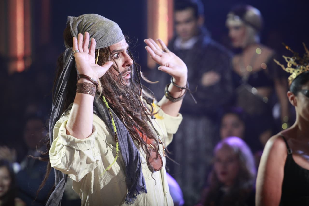 Joaquín Cortés se disfrazó como el capitán Jack Sparrow, de la serie cinematográfica 'Piratas del Caribe'.