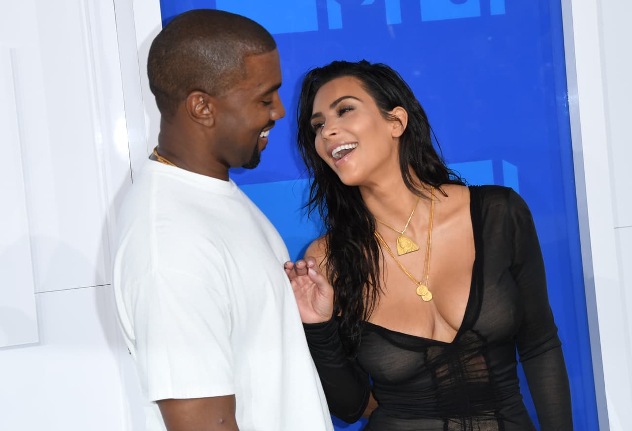 Kim Kardashian y Kayne West son una sigular y bella pareja que también se ha convencido por los vientres de alquiler para incrementar el número de integrantes de su hermosa familia .