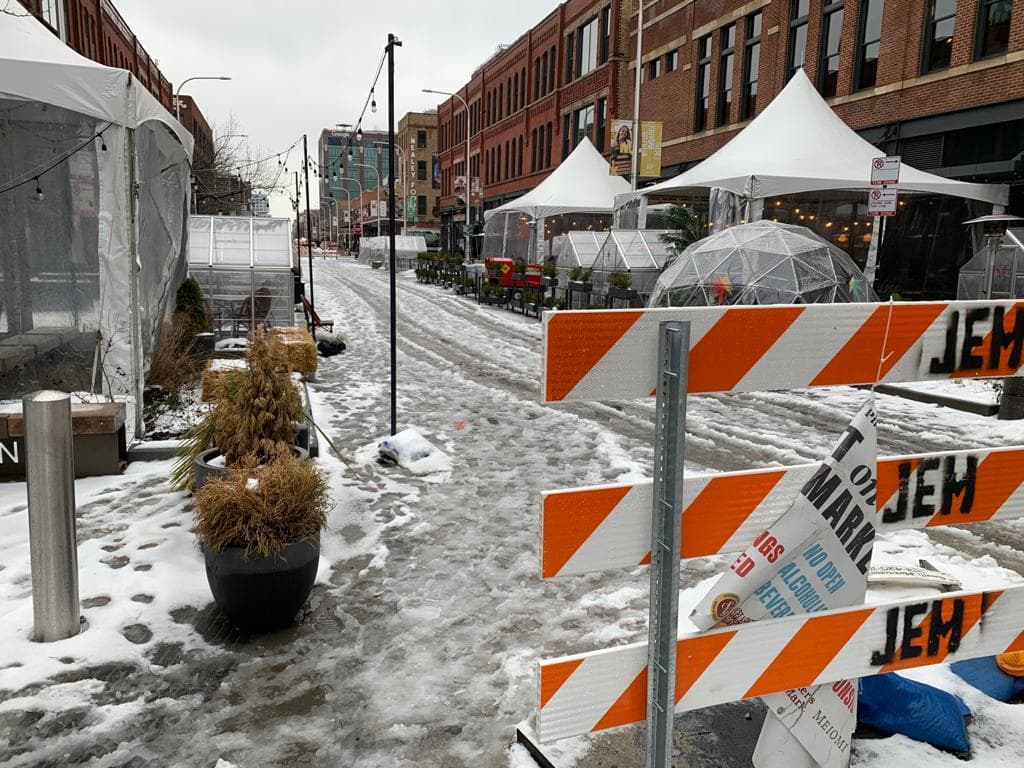 Las calles todavía conservan gran parte de la nieve caída y caminar sin resbalarse es un verdadero desafío.