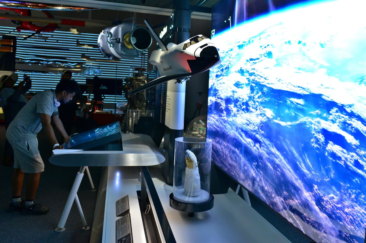 El planetario cuenta con 250 asientos y con uno de los pocos proyectores de 8K que hay en el mundo, además de una gran cúpula de 67 pies (20 metros).