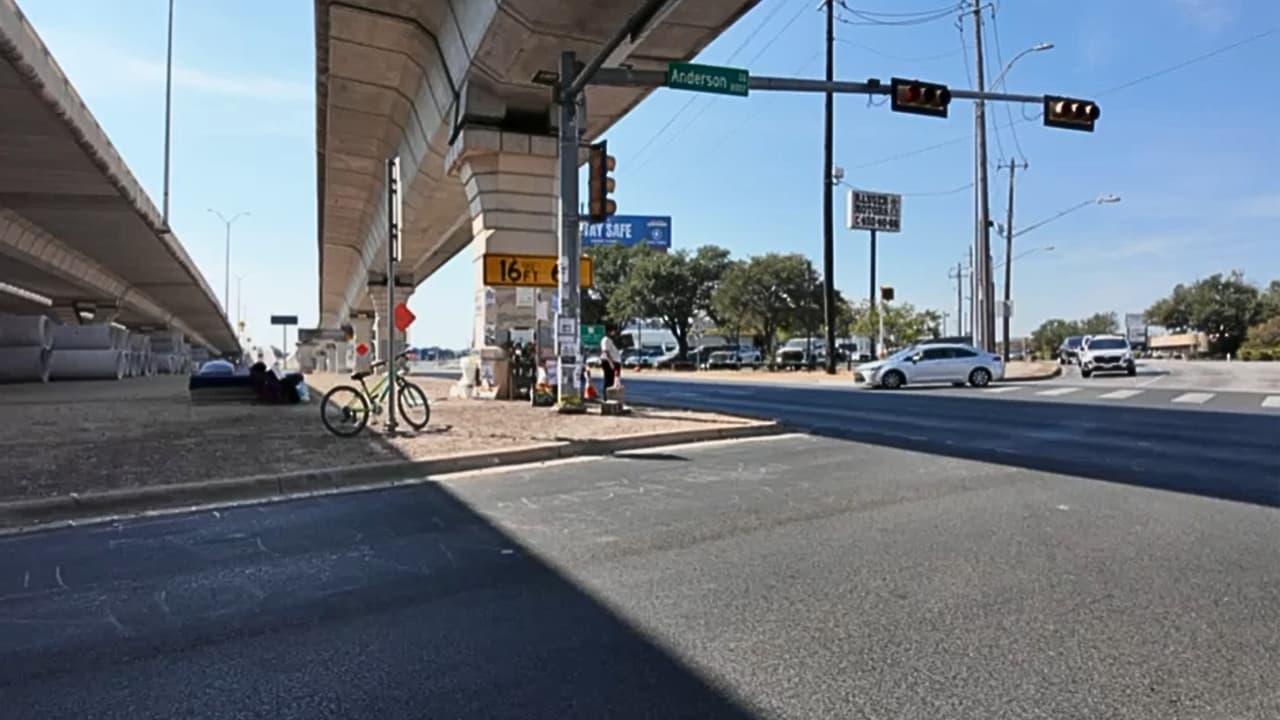 A cuatro días de que Wilber Garcés fuera baleado por un agente de ICE, la comunidad de Austin, Texas, acudió al sitio donde ocurrió el incidente y colocó altares, flores, carteles, velas y fotografías como un recordatorio de lo que ahí sucedió.
