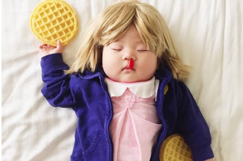 Fotos de una bebé disfrazada mientras duerme tienen fascinadas a millones de personas