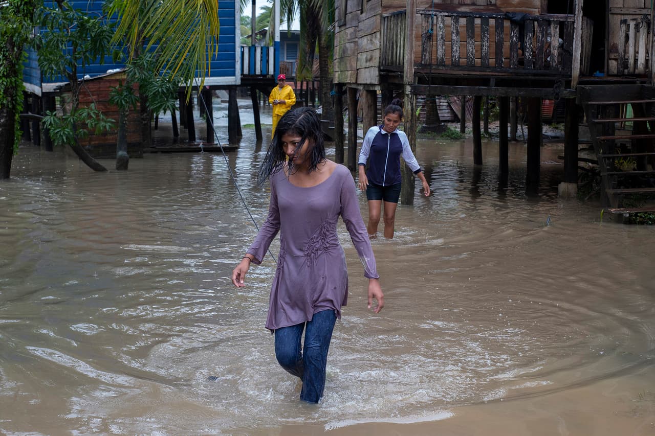 Vecinos de Filimón Rivera caminan por zonas totalmente inundadas tras el paso de Iota. Los informes de los medios locales del martes por la noche mostraban ríos desbordados desde el norte de Nicaragua, el Bocay y el Coco.