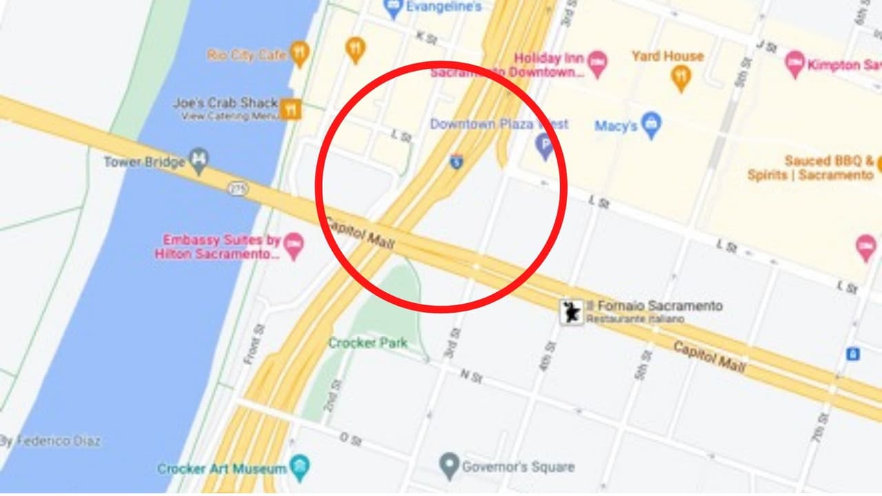 El cuerpo fue encontrado por las autoridades a unos metros de la salida a la J Street.