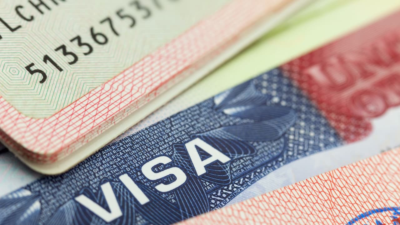 <h3 class="cms-H3-H3">Qué hacer según tu situación</h3> Si ya tienes una H-1B aprobada o tu visa está estampada en el pasaporte, 
<b>mantén tus documentos al día</b>. El cambio 
<b>no debería afectar tu estatus ni tu capacidad de viajar.</b> Si tu petición está por presentarse, 
<b>es momento de hablar con tu empleador y su abogado. </b>El nuevo costo puede alterar seriamente el presupuesto y la decisión de seguir adelante. Si 
<b>eres estudiante F-1 con OPT o STEM OPT</b> y pensabas cambiar a H-1B, 
<b>revisa con tu empresa si pueden asumir el gasto. </b>De no ser así, considera extender tu OPT si calificas o buscar alternativas temporales.