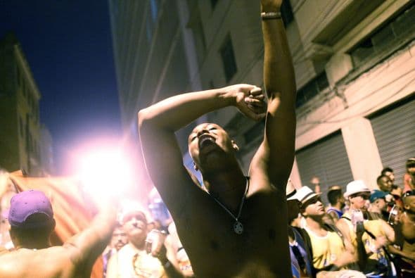 A estas bandas de amigos y vecinos también se les considera como la otra cara de la moneda que representa el Sambódromo, que es una avenida cercada, enmarcada por tribunas, que le puso un alto precio al festejo popular y profesionalizó a las escuelas de samba.