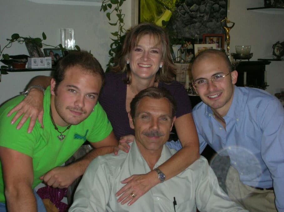 Al crecer se alejó por completo del mundo del espectáculo. Es hijo del actor Manuel Landeta y hermano de Imanol.