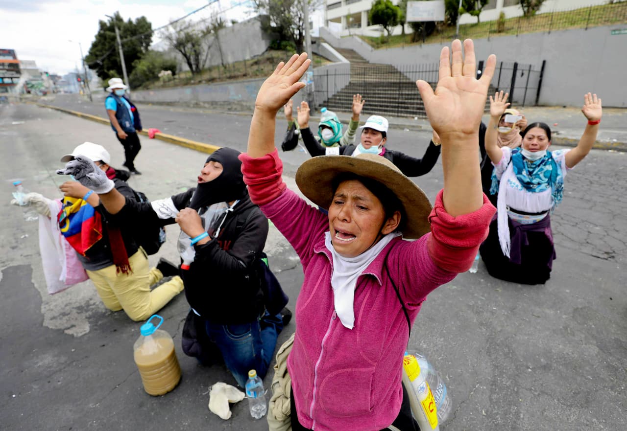 Ecuador demostró que el descontento de la calle puede frenar el diseño económico de los despachos oficiales, y también lo que los callados indígenas son capaces de lograr cuando se organizan. En la fotografía, manifestantes arrodillados frente la policía antidisturbios en Quito, el 11 de octubre de 2019.
