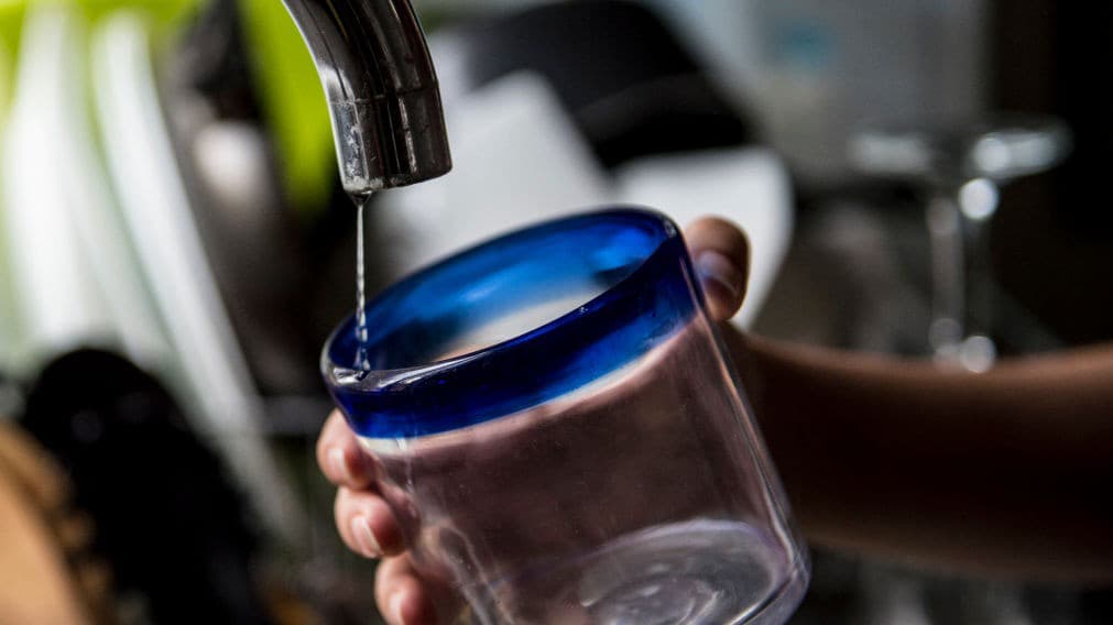 <a href="https://www.univision.com/local/chicago-wgbo/tormenta-invernal-chicago-pronostican-temperaturas-peligrosamente-heladas-illinois">Desde que se alertó a la población sobre las gélidas temperaturas en Illinois,</a> uno de los problemas que afecta a los hogares durante esta condición es que las tuberías se congelan. Es importante seguir estos sencillos pasos para evitar quedarse sin agua en los días que está programado el tiempo extremo.
<br>