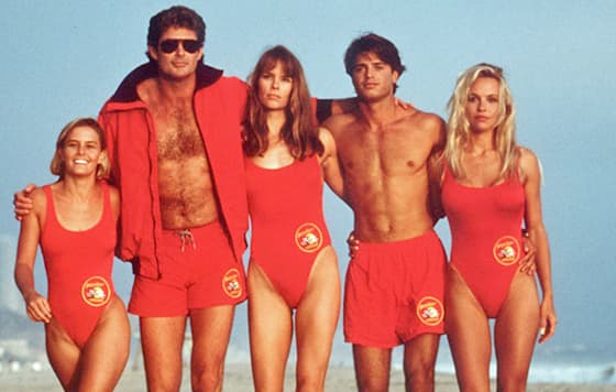 'Baywatch', conocida como 'Los guardianes de la bahía' comenzó en abril de 1989 y concluyó en 2001. Según una encuesta del año 2000, lo que más recuerda el público de la época son las tomas en cámara lenta que enfocaban a Pamela Anderson.
<br>