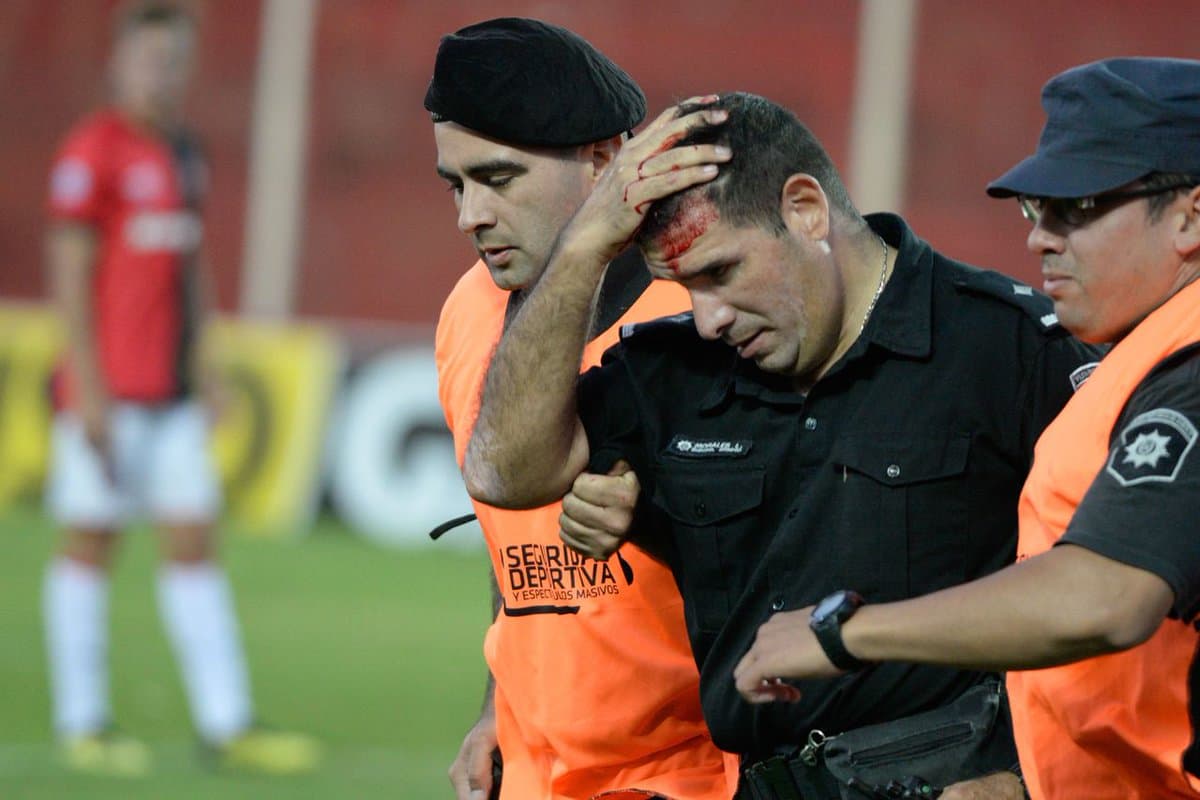 Un agente de la policía de la provincia de Santa Fe resultó herido durante los hechos de violencia.