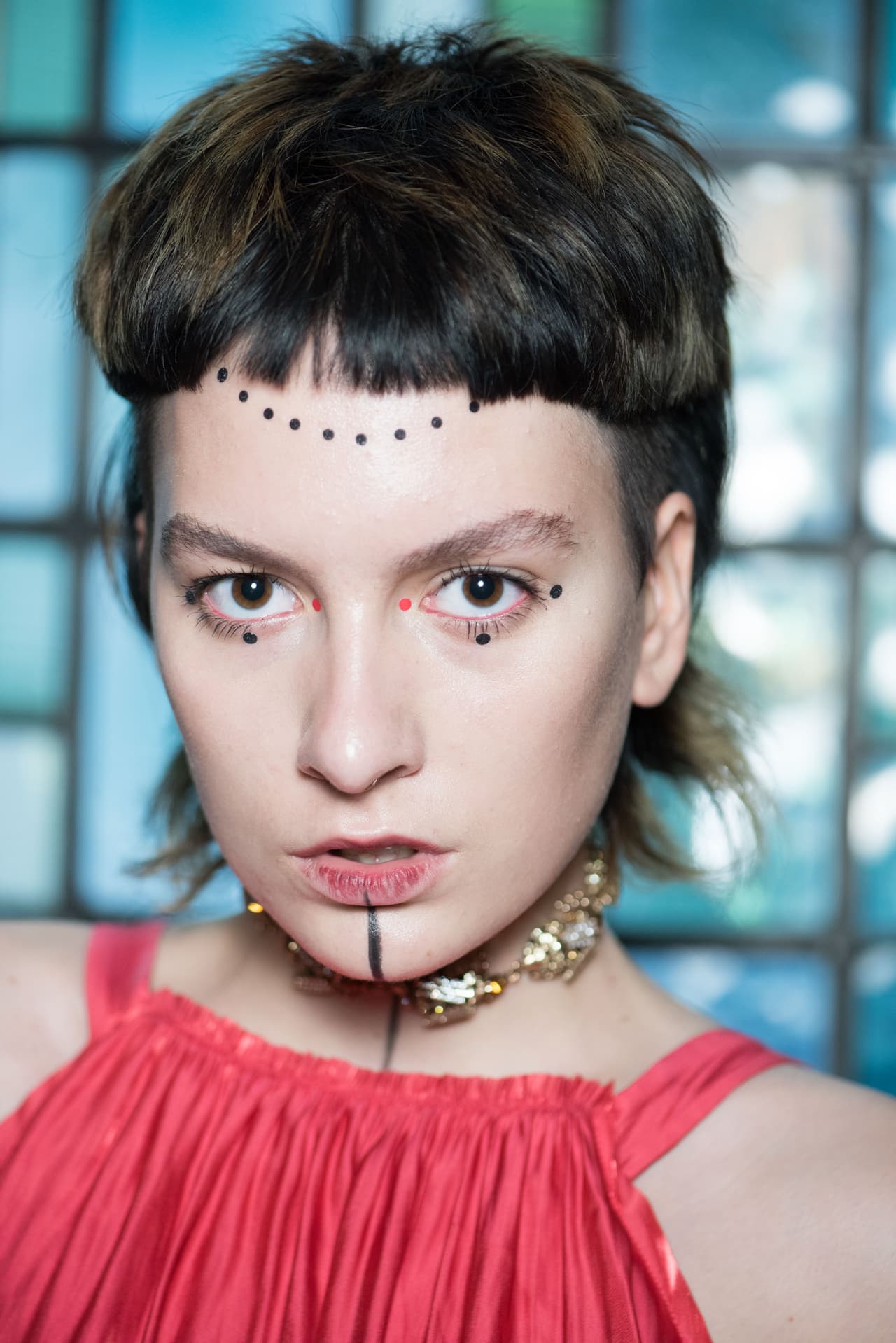 En el desfile de Angel Chen vimos un maquillaje estilo tribal. Puntos en la frente y algunos en la zona de la ojera, rabillo y lagrimal del ojo formaron parte de la decoración, junto con un trazo vertical que iba de la parte inferior del labio hasta la barbilla. ¿Te gusta?
<br>