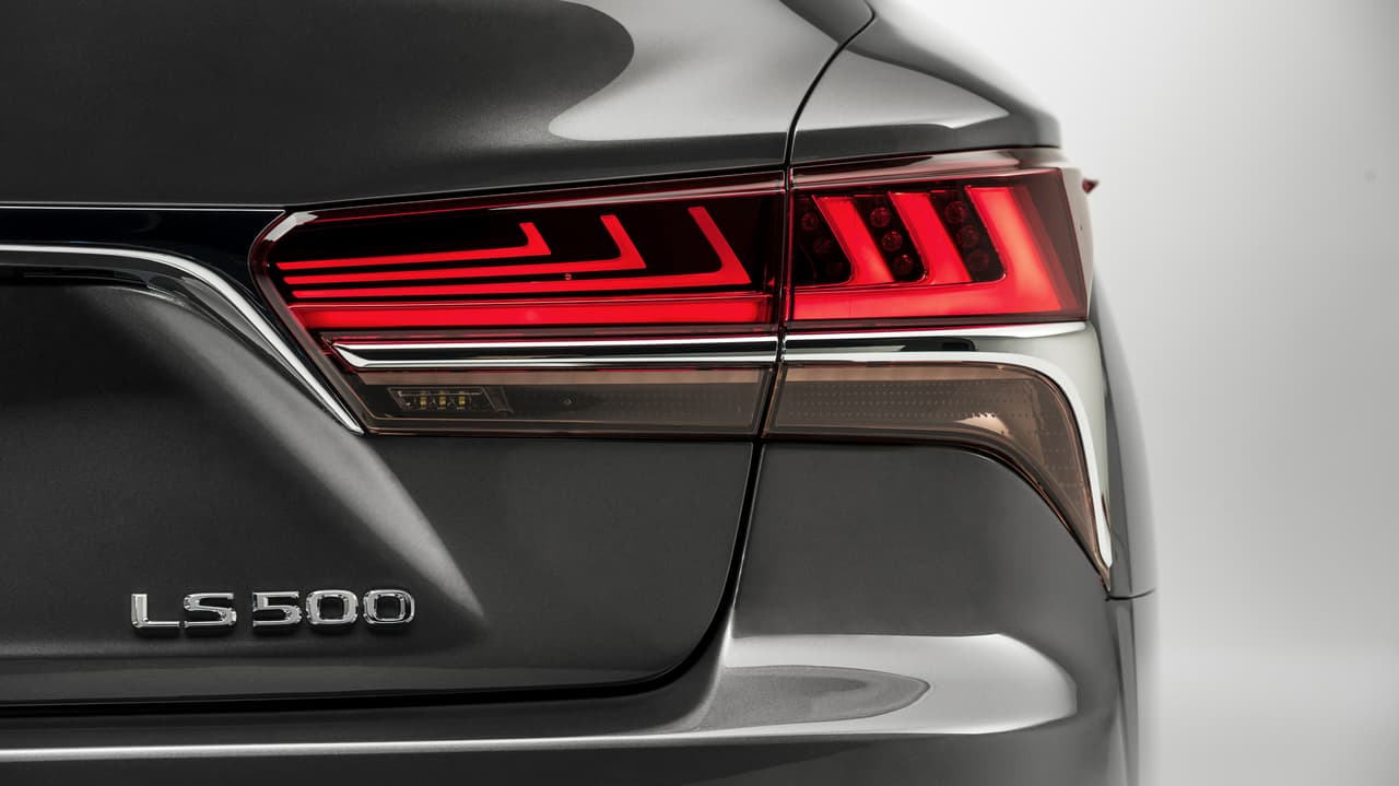 Las ópticas traseras también tienen una notoria reminiscencia a la forma de “L” a la que Lexus recurre constantemente en el diseño de cada uno de sus modelos.