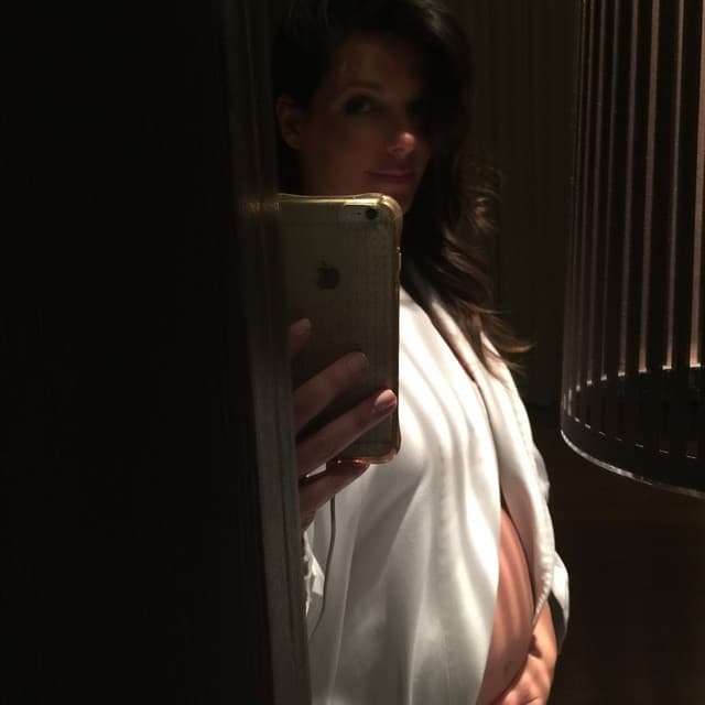 Y la periodista no podría lucir más hermosa.