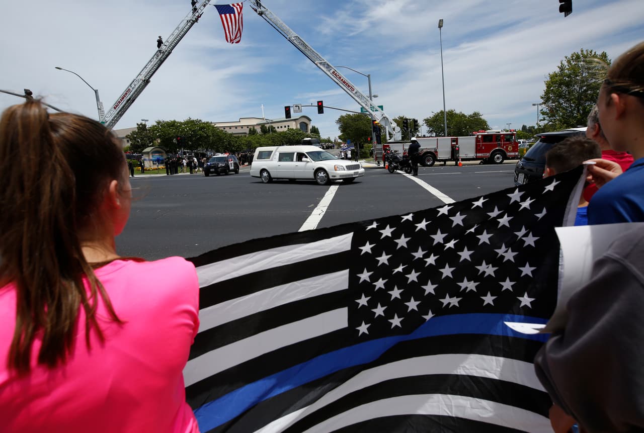La carrosa fúnebre que lleva el ataúd de la oficial Tara O'Sullivan sale de la iglesia Bayside Adventure después de los servicios fúnebres en Roseville, California el 27 de junio. O'Sullivan murió abatida el 19 de junio cuando respondía a una llamada de un disturbio doméstico en Sacramento.