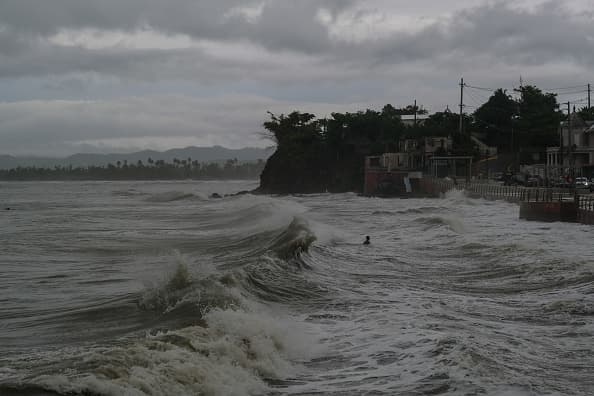 Una persona nada en la orilla de la costa de Maunabo. Las lluvias provocadas por Karen llegaron a Puerto Rico y a las Islas Vírgenes Estadounidenses sólo horas despues de que un sismo de 6.3 sacudiera la región.