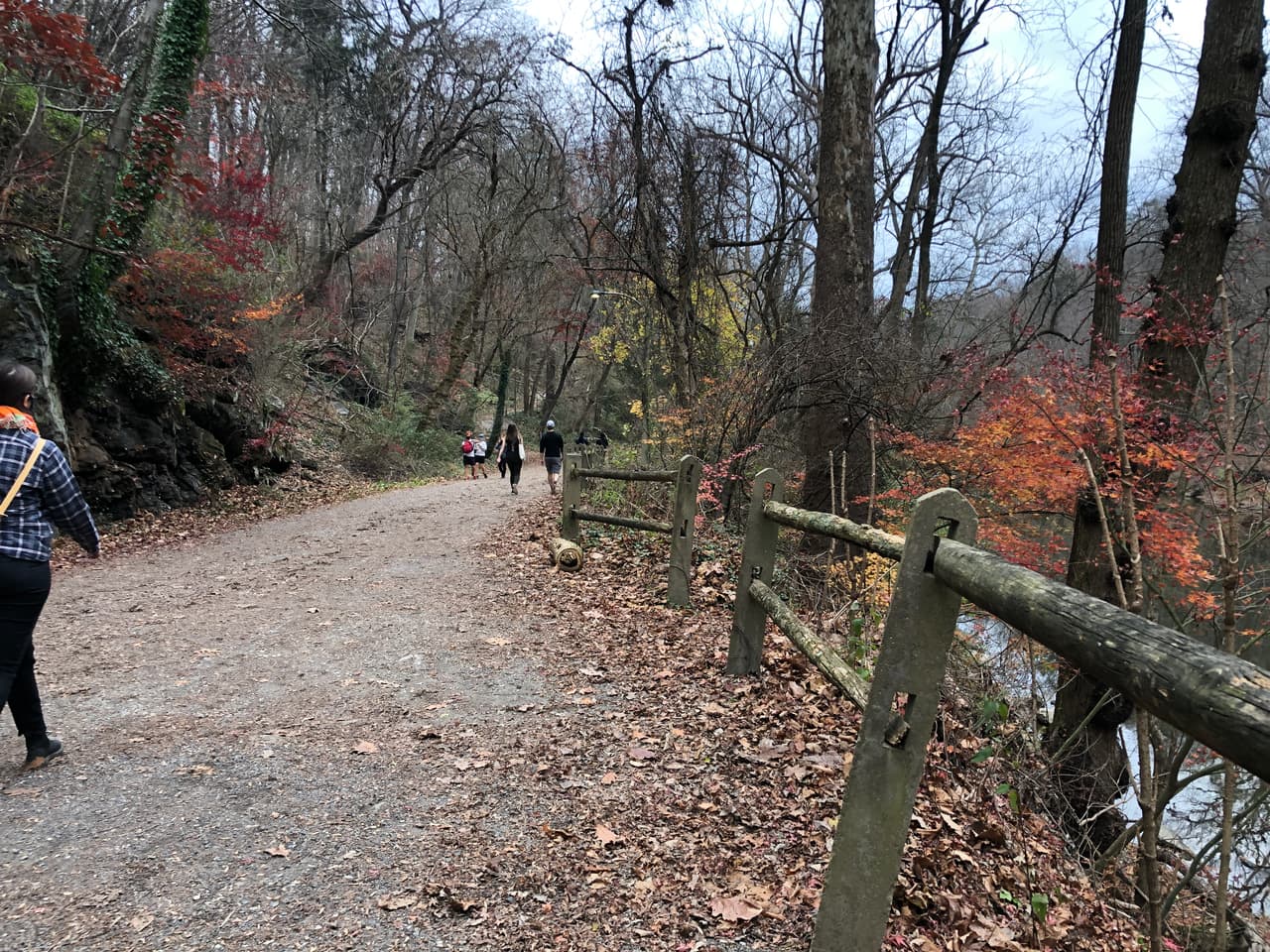 El sendero de usos múltiples pasa por el Parque Estatal Fort Washington, luego se conecta con Forbidden Drive y finalmente llega a la parte sur que está marcada por los Senderos de Lincoln Drive.