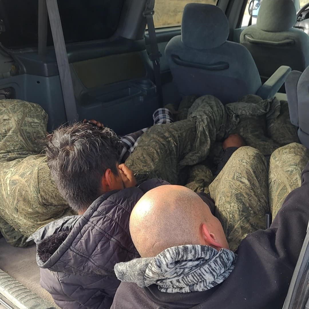 Dos estadounidenses, de 20 y 17 años, fueron sorprendidos la semana pasada por un agente de la estación de Willcox, cuando conducían una minivan en la I-10 cerca de Benson. En el vehículo trasladaban a seis inmigrantes mexicanos sin papeles, que fueron devueltos a México.
