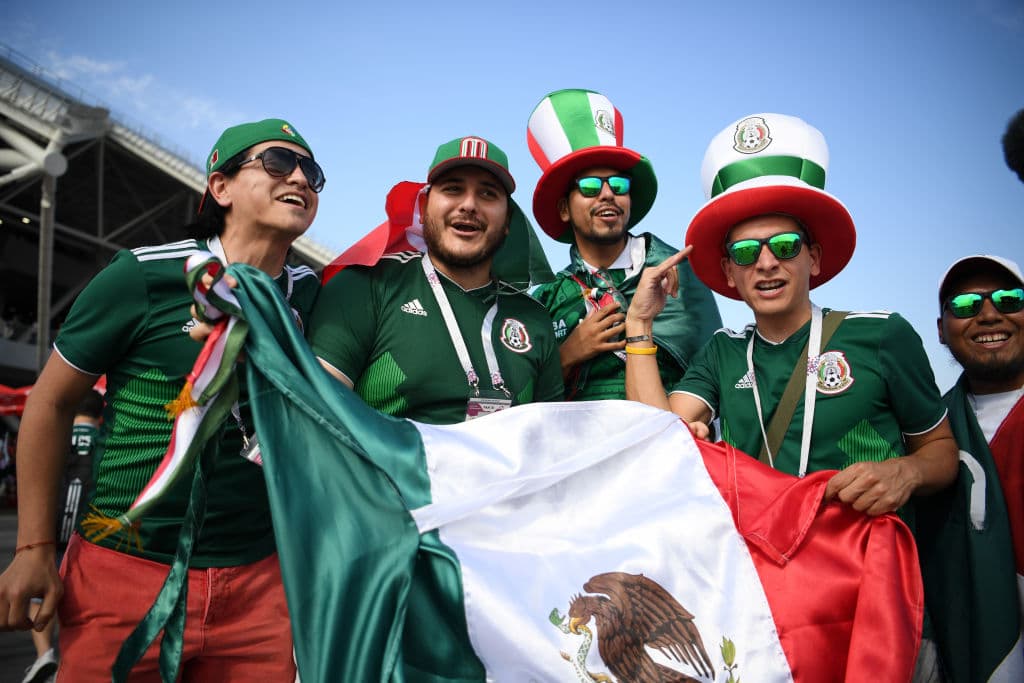 El colorido de los fanáticos de México y Brasil hace parte de una fiesta que se enciende en el Samara Arena en medio del partido de octavos de final entre ambos equipos en el Mundial Rusia 2018.