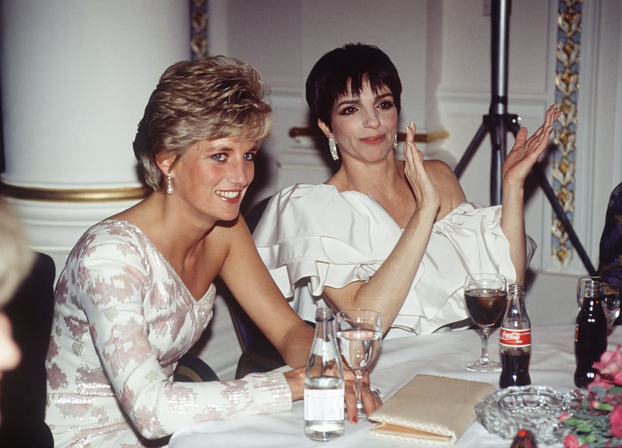 "Tuve la suerte de 
<b>contar a la princesa Di como amiga</b>", dijo Minnelli a la revista.
<br>