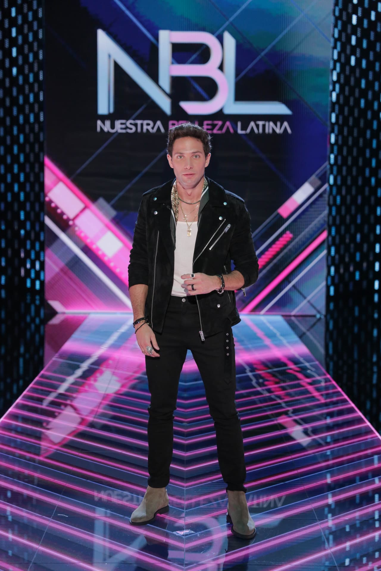 A él lo vimos lucir con unos jeans y una chaqueta negra, que combinaron muy bien con sus zapatos cafés.