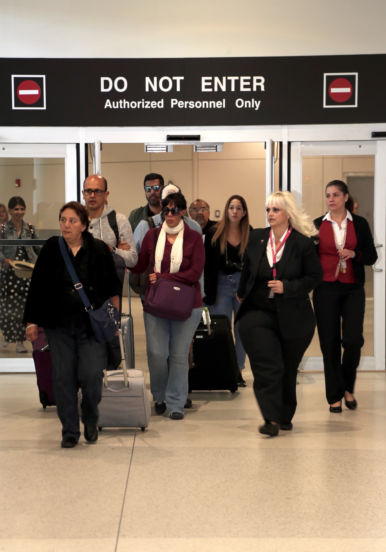 Sin embargo, al llegar al aeropuerto de Miami la mañana del domingo, Joel y Marysol revelaron que habían perdido comunicación con Sarita, su media hermana. Por lo que desconocían dónde se encontraba el cuerpo de su padre. 
<br>
<br>“No nos dice nada, está dando entrevistas por doquier, estamos muy enojados, desconcertados”, declaró a un programa de espectáculos. 
<br>