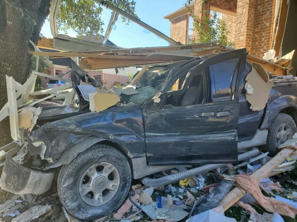 Un vehículo chocó con una vivienda en Katy, al oeste de Houston, y la destruyó por completo.