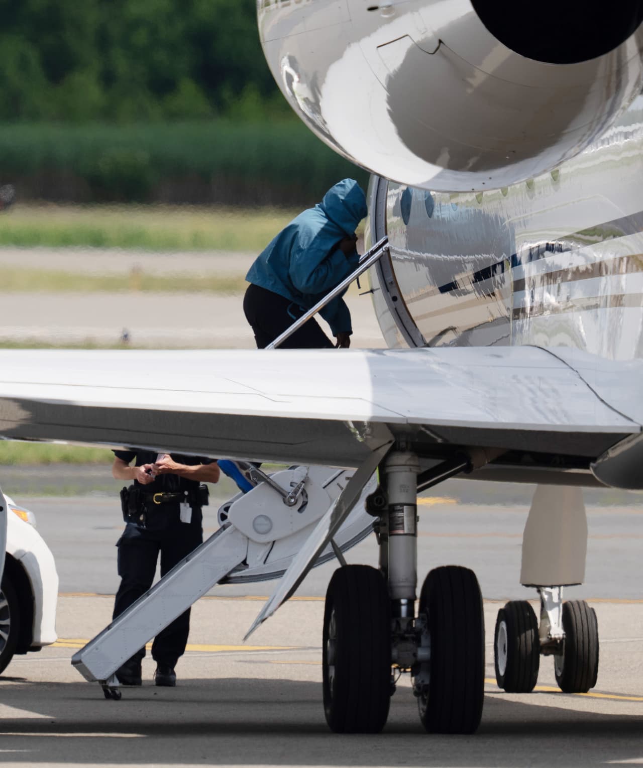 Estas imágenes fueron captadas en el aeropuerto de Teterboro, Nueva Jersey, al que arribaron juntos Kanye West e Irina Shayk provenientes de tierras francesas. 
<br>